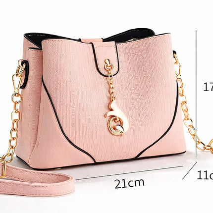 Cartera Femenina con Textura Lichi y Cadena Decorativa