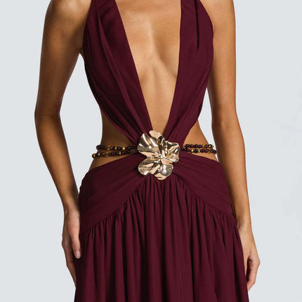 Vestido Largo Borgoña Elegante Cut-Out con Flor Dorada y Abertura Alta