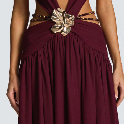 Vestido Largo Borgoña Elegante Cut-Out con Flor Dorada y Abertura Alta