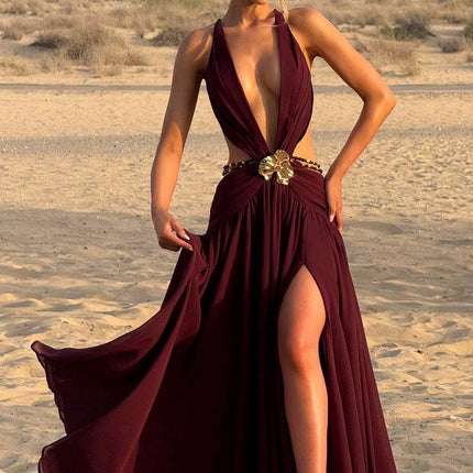 Vestido Largo Borgoña Elegante Cut-Out con Flor Dorada y Abertura Alta