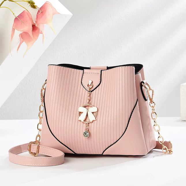 Cartera Femenina con Textura Lichi y Cadena Decorativa