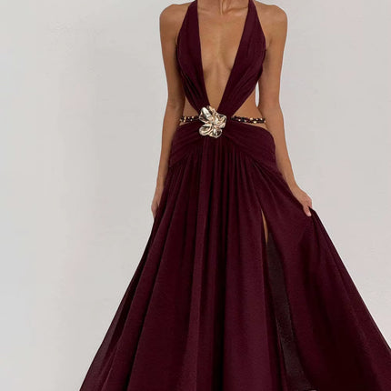 Vestido Largo Borgoña Elegante Cut-Out con Flor Dorada y Abertura Alta
